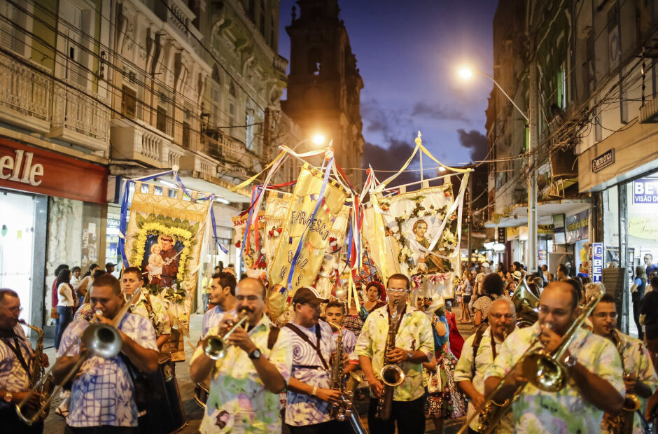 São João 2025: Desfile das Bandeiras leva tradição, fé e forró ao Bairro do Recife neste sábado (14)