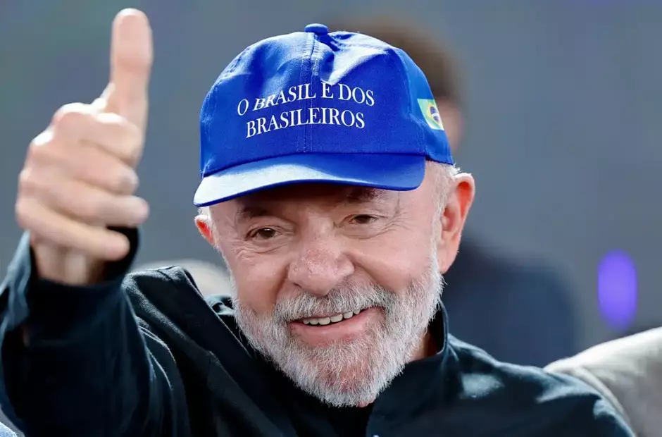 Em evento oficial, Lula usa boné "Brasil é dos brasileiros" e ataca Bolsonaro e filho