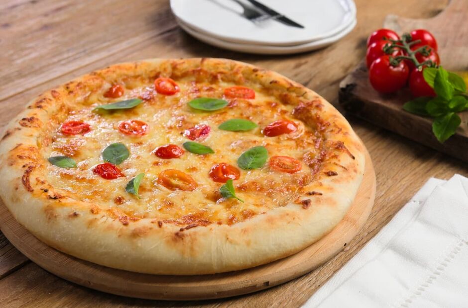 Aprenda a preparar sua própria pizza em casa: queijo, tomate e manjericão são ingredientes