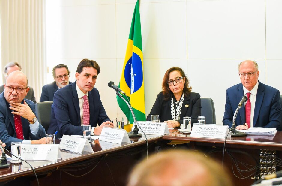Silvio Costa Filho se reúne com setor produtivo para tratar de tarifas dos EUA.