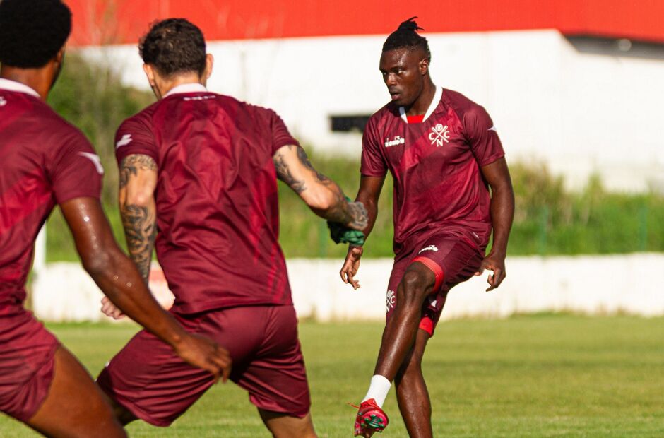 Samuel Otusanya se apresenta ao N&aacute;utico e explica aus&ecirc;ncia no in&iacute;cio da pr&eacute;-temporada