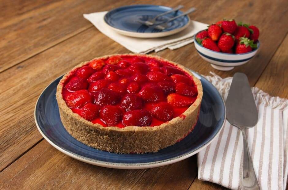 Morango que não é do amor: aprenda receita de torta espelhada com a fruta do momento