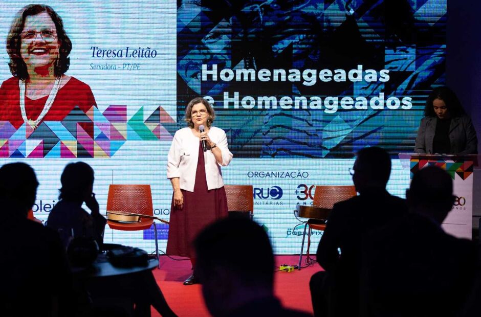 Senadora Teresa Leitão recebe Mérito da Educação Comunitária.