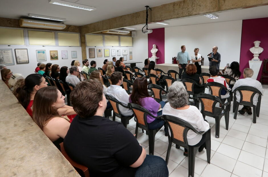 Nelly Carvalho é celebrada na APL com lançamento de livro em tributo ao legado acadêmico