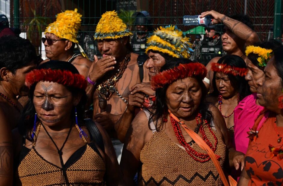 Protesto indígena bloqueia entrada da COP30 em Belém