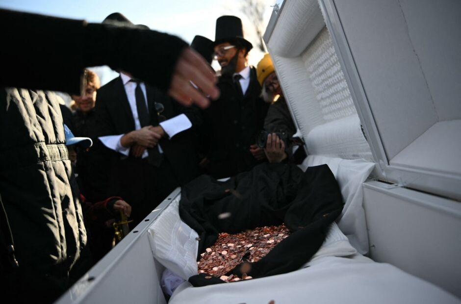 Com caix&atilde;o e fantasia de Abraham Lincoln, americanos fazem funeral pelo fim da moeda de um centavo