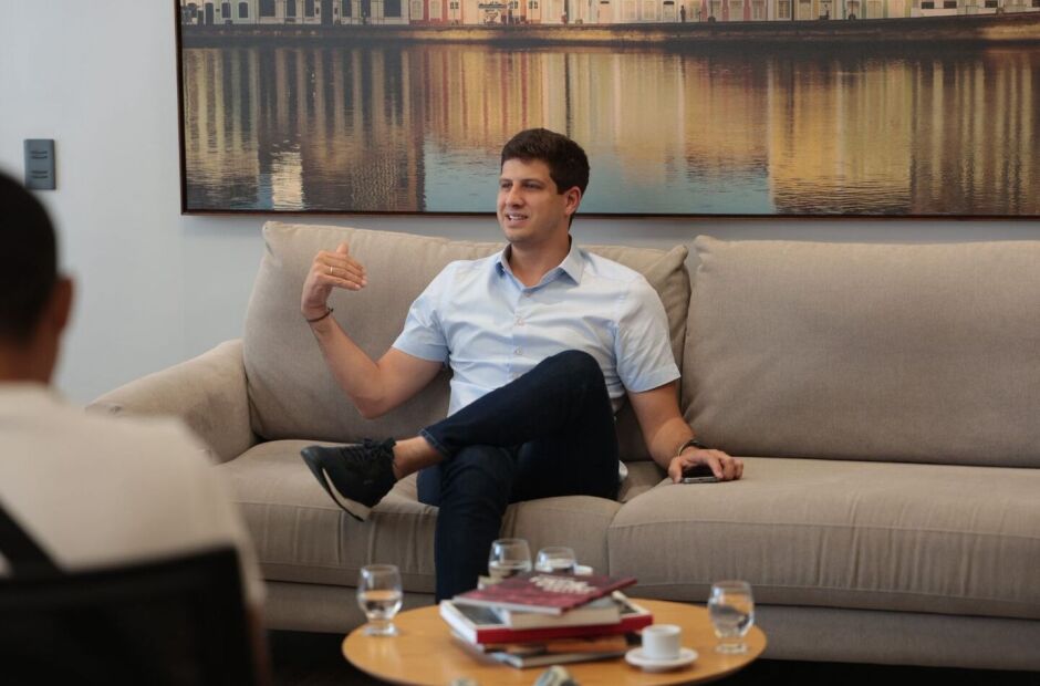 "Gasto meu tempo cuidando do meu caminho, que é o caminho do Recife", afirma prefeito João Campos.