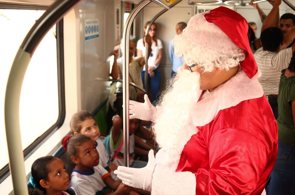 Papai Noel vem de Metr&ocirc;: campanha alegra crian&ccedil;as e proporciona viagem em trem do Recife