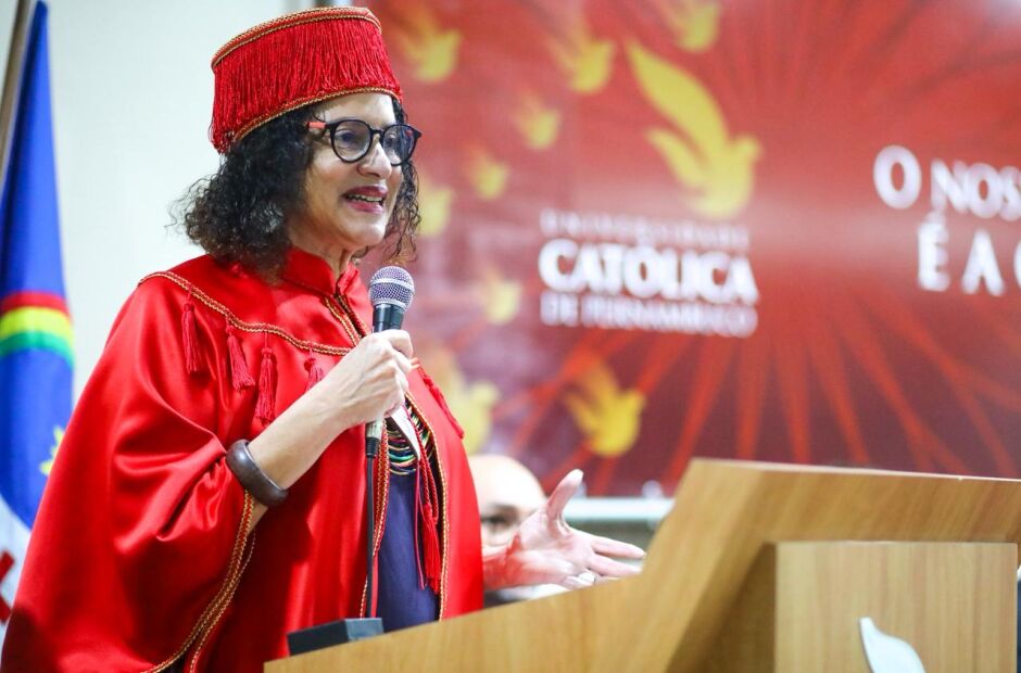 Luciana Santos recebe t&iacute;tulo de Doutora Honoris Causa pela Unicap.