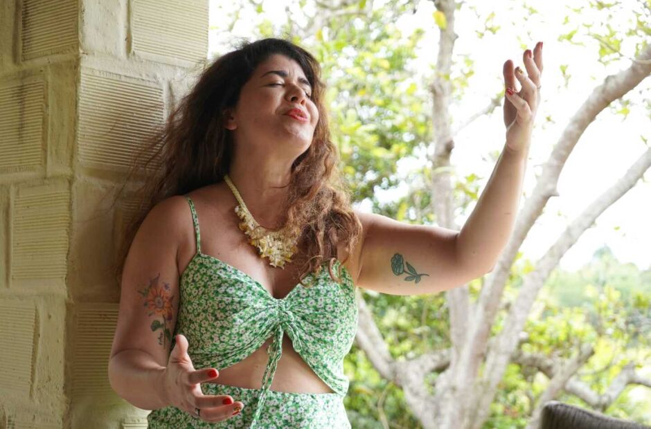 Poetisa Roberta Clarissa &eacute; homenageada na "Tarde de Cantoria"