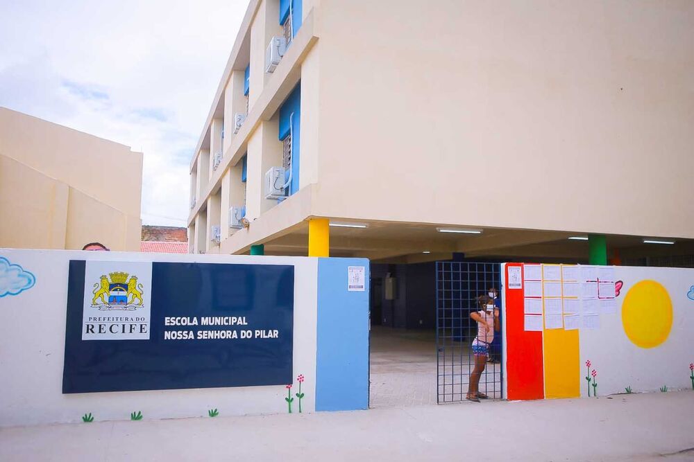 Prefeitura do Recife entrega cartões alimentação a ...