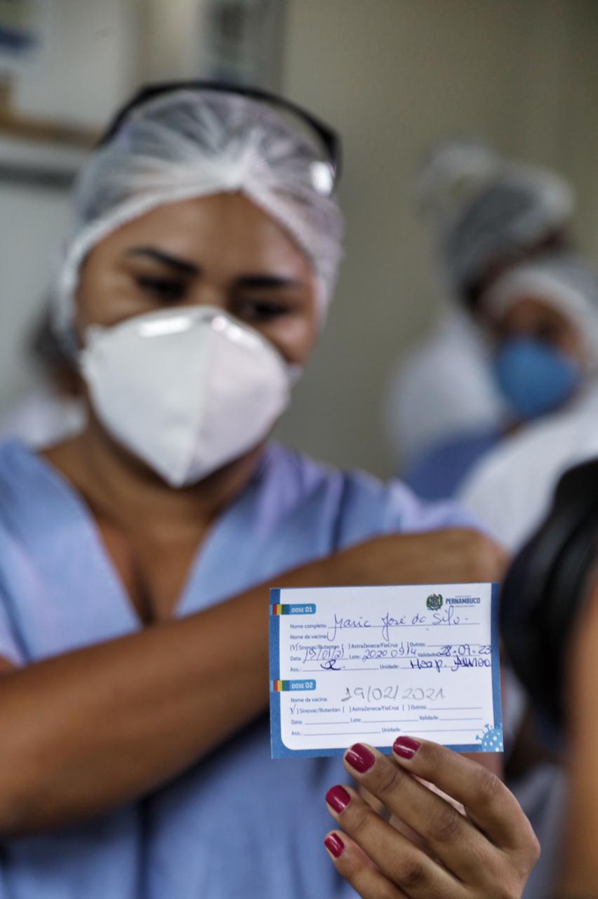 Recife inicia vacinação de grupos prioritários contra a ...