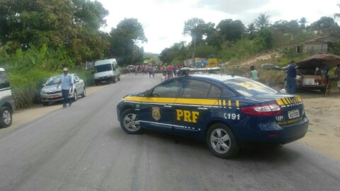 Índios realizam manifestação na BR