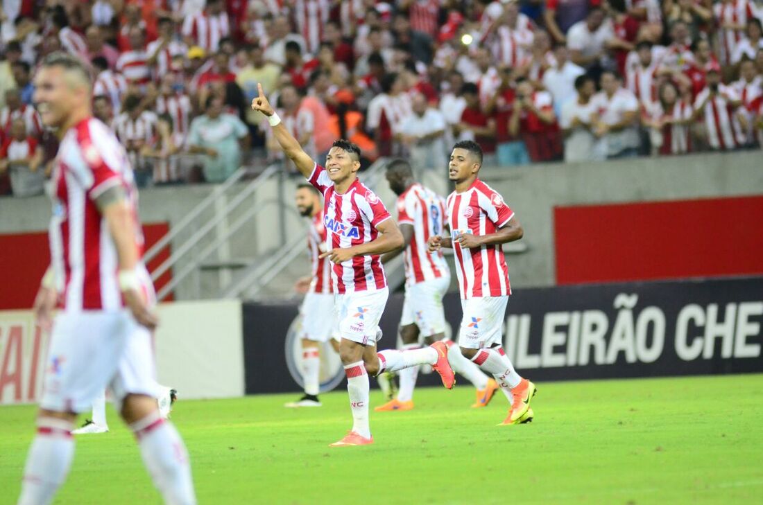 Rony, ex-jogador do Náutico, comemora gol