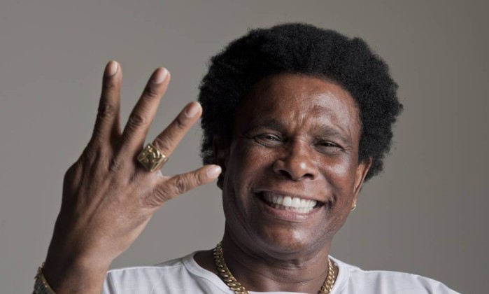 Neguinho da Beija-Flor celebra 40 anos de carreira e vem ao Recife