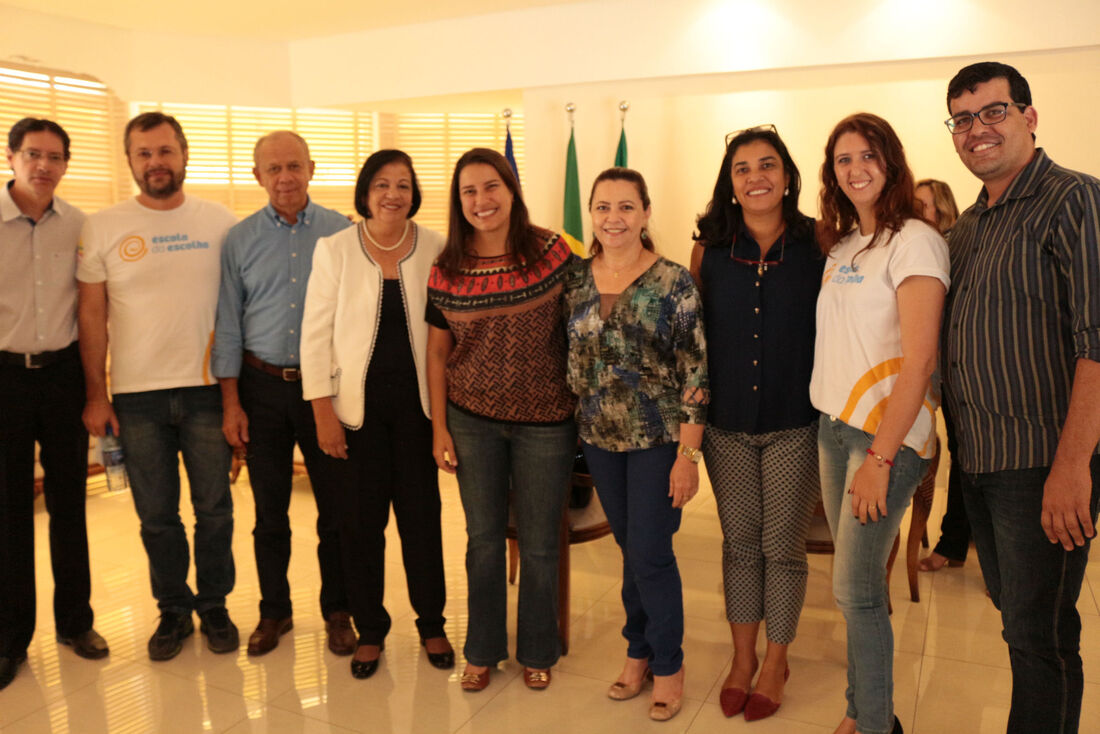 Raquel Lyra ao lado de educadores no município de Arcoverde