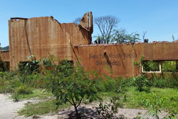 Ruínas de casas do distrito de Bento Rodrigues, que foi destruído pela lama da Barragem do Fundão 