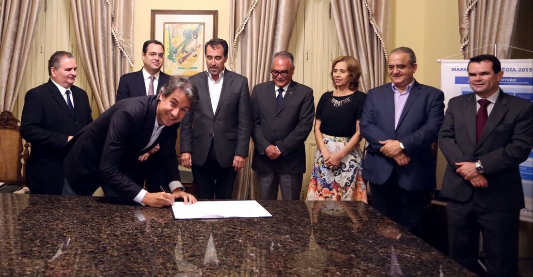 Fernando Monteiro assinou o contrato de operação Caixa Hospitais no Palácio do Governo