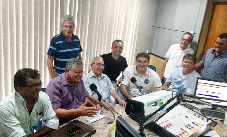 Ângelo Ferreira anuncia novos nomes durante entrevista a programa de rádio local