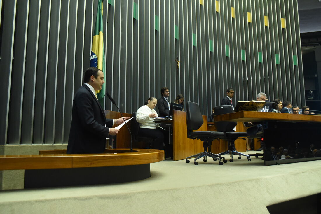 Paulo Câmara durante discurso em homenagem a Arraes