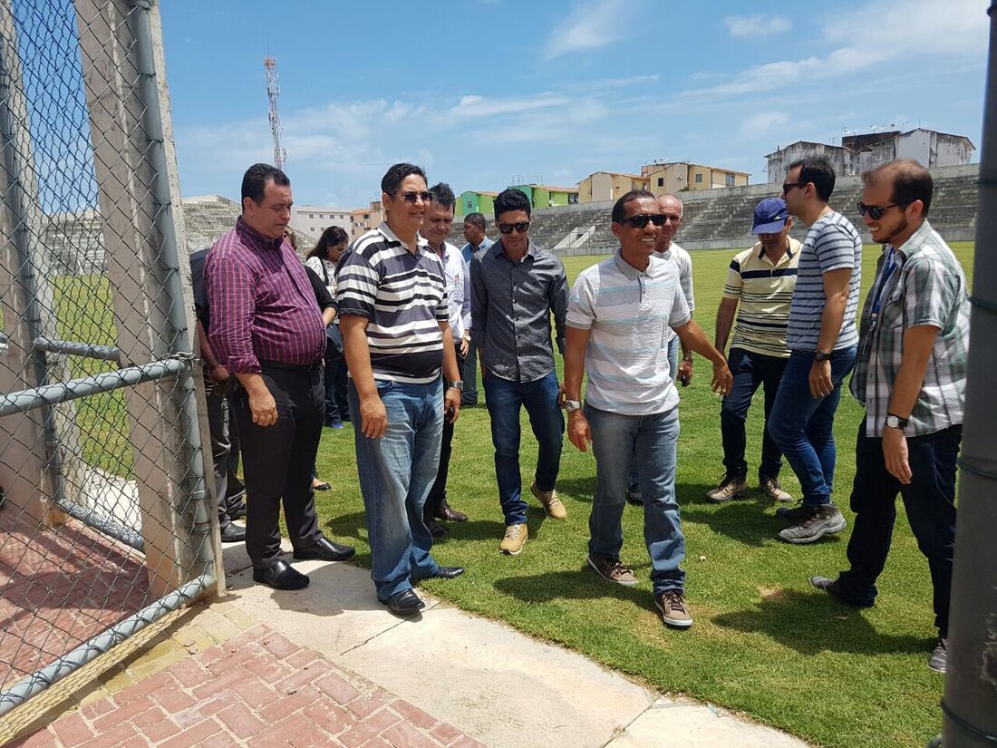 Lupércio deu uma pausa nas articulações da equipe para visitar o estádio em Rio Doce