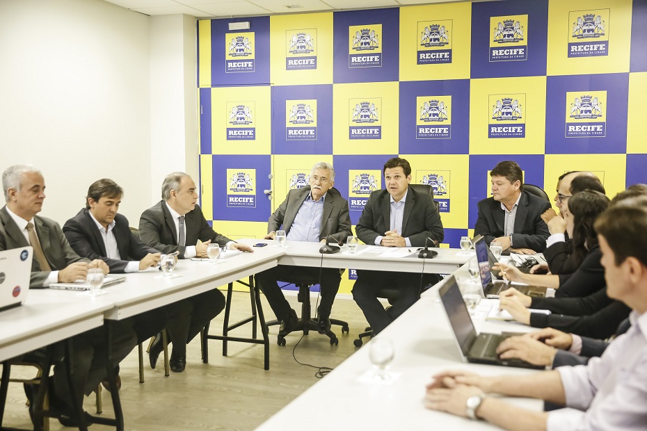 Prefeito reuniu as equipes das secretarias de Finanças, Planejamento e Gestão, Assuntos Jurídicos e da Controladoria-Geral do Município