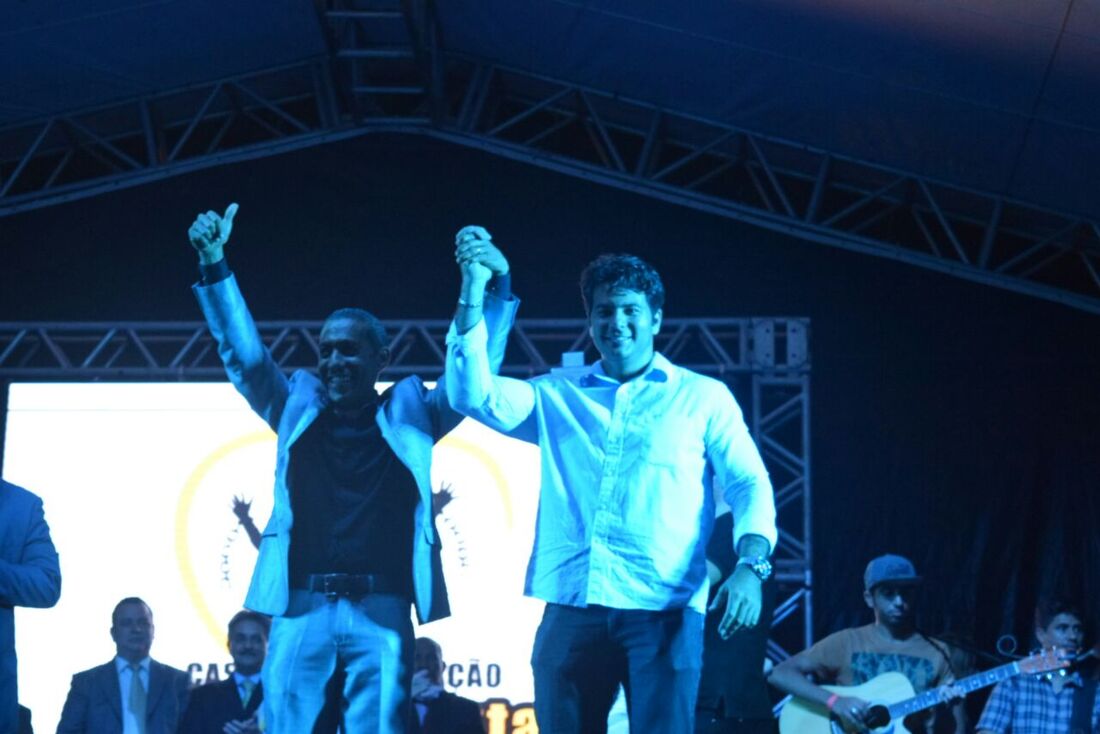 Lupércio e seu vice Márcio Botelho durante celebração da vitória nas urnas