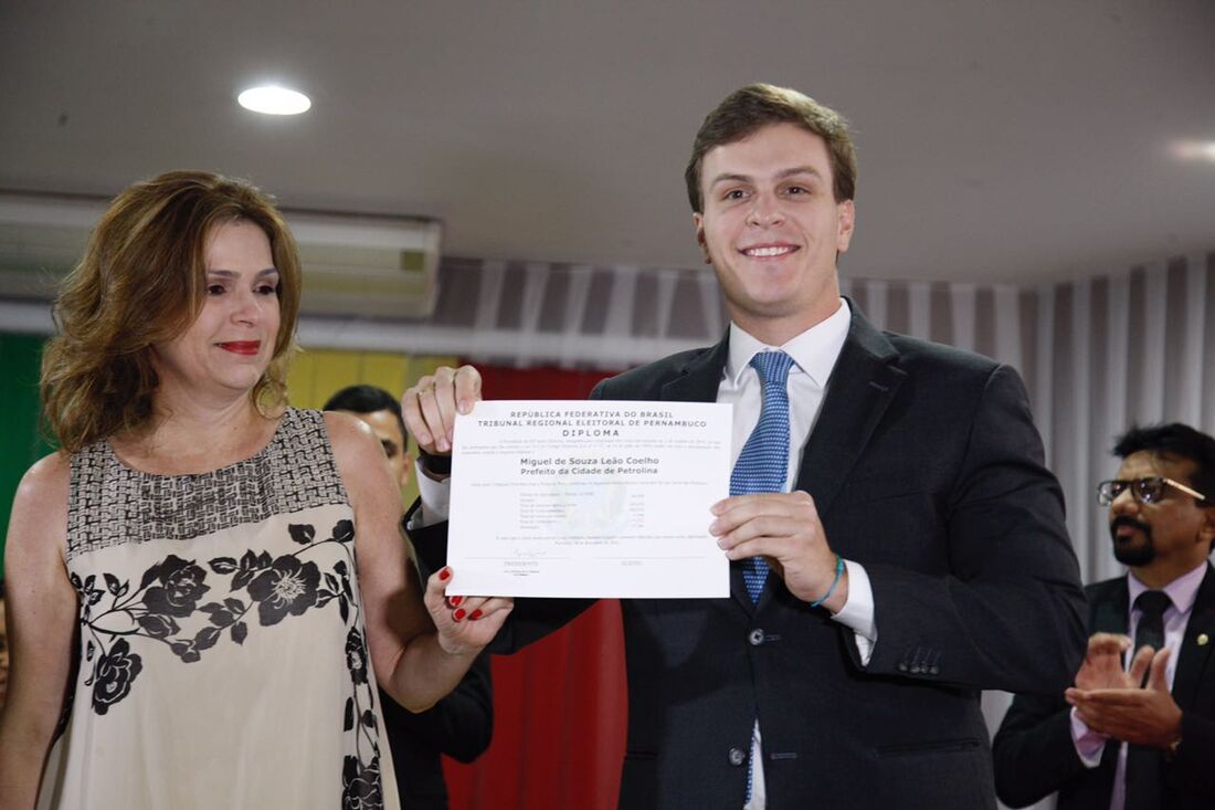 Miguel Coelho recebeu o diploma das mãos de  sua mãe, Adriana Coelho
