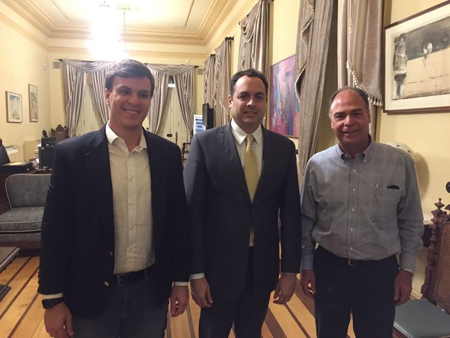 Miguel Coelho visitou o governador acompanhado do seu pai, o senador Fernando Bezerra