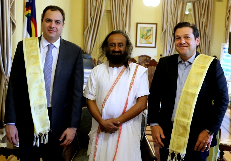 Governador Paulo Câmara, Sri Sri Ravi Shankar e prefeito Geraldo Julio