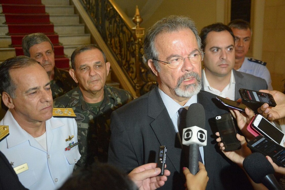 Raul Jungmann concede entrevista após reunião com Paulo Câmara