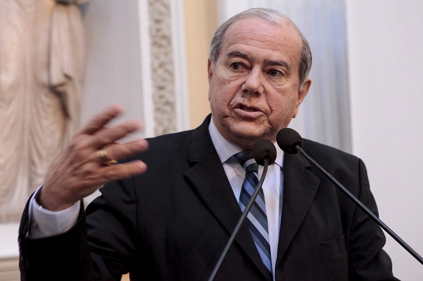 Romário Dias durante discurso na Alepe