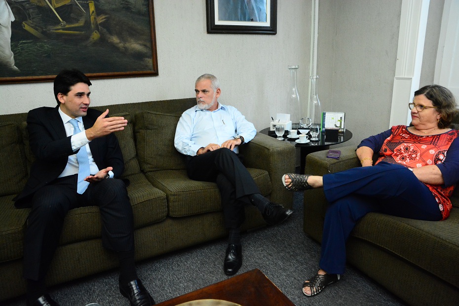 Os deputados Silvio Costa Filho (PRB) e Teresa Leitão (PT) foram recebidos por Paulo Pugliesi