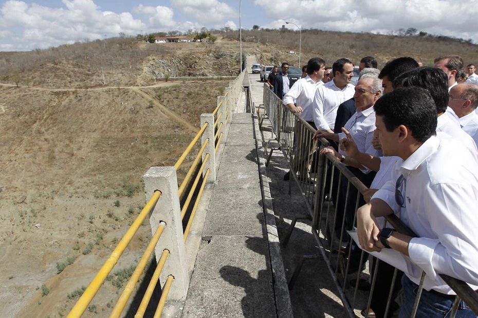Michel Temer vistoria Barragem de Jucazinho