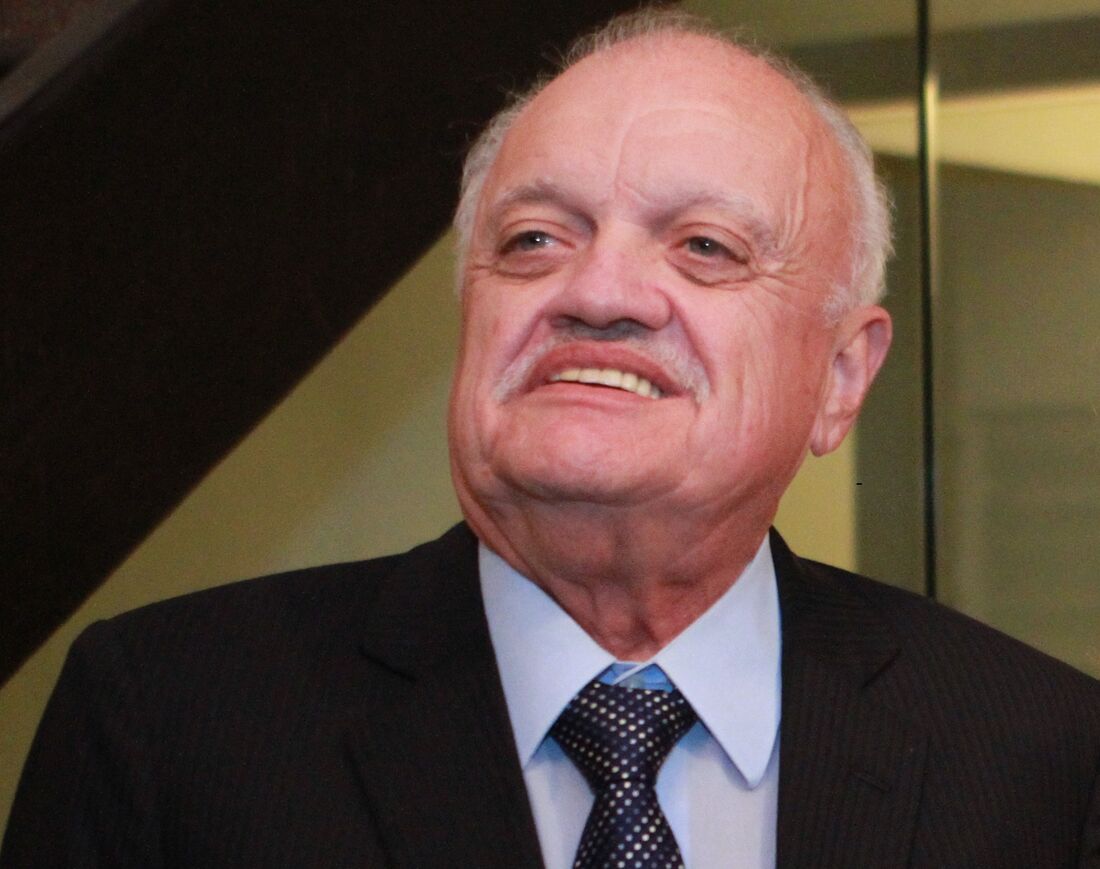 Guilherme Uchoa foi reeleito presidente da Alepe em tarde marcada por uma pequena confusão na votação