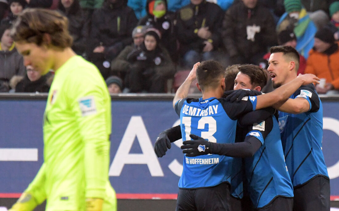 Jogadores do Hoffenheim comemoram vitória diante do Augsburg