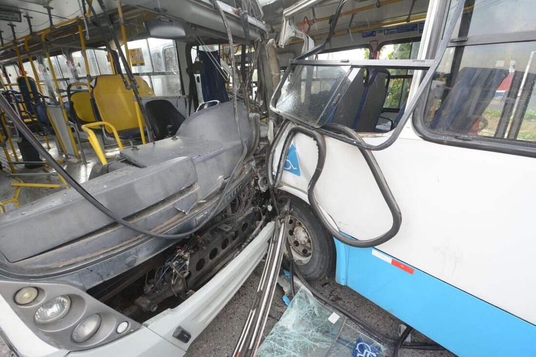 Acidente aconteceu por volta das 5h na avenida Maria Irene, no bairro do Jordão, na Zona Sul do Recife
