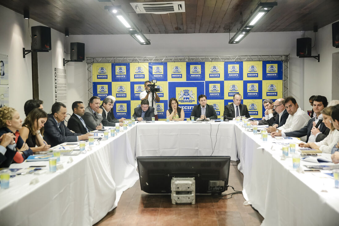 Geraldo Julio em reunião com o secretariado