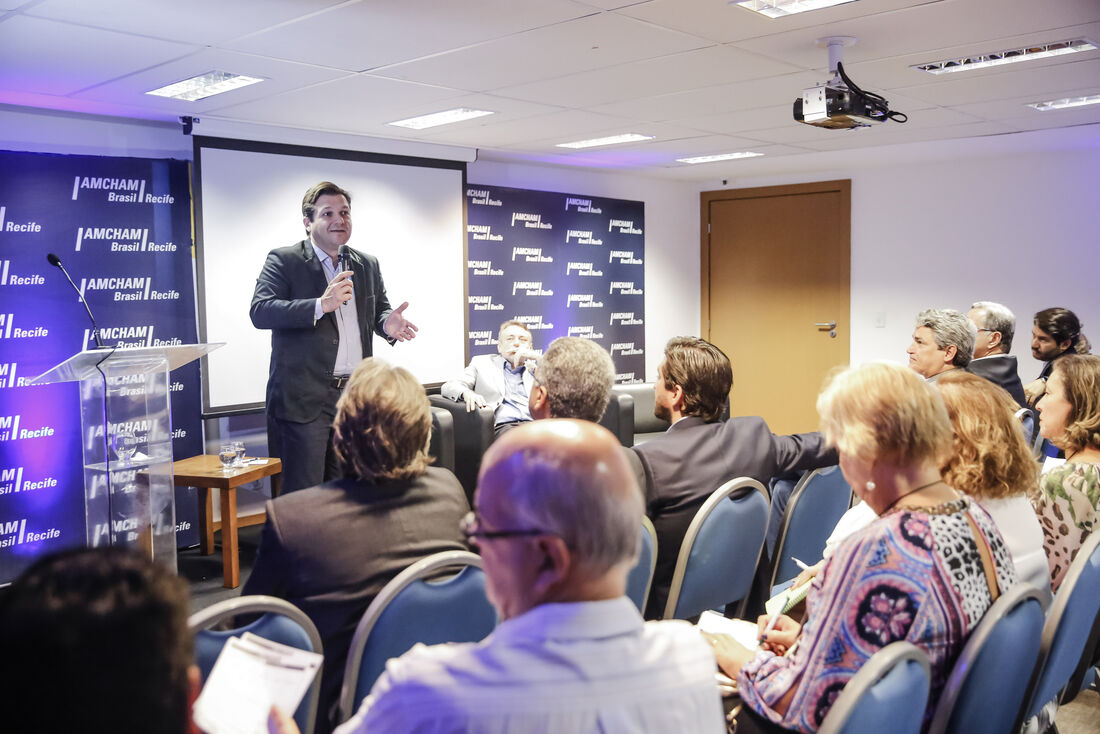 Geraldo Julio em palestra durante evento do Amcham