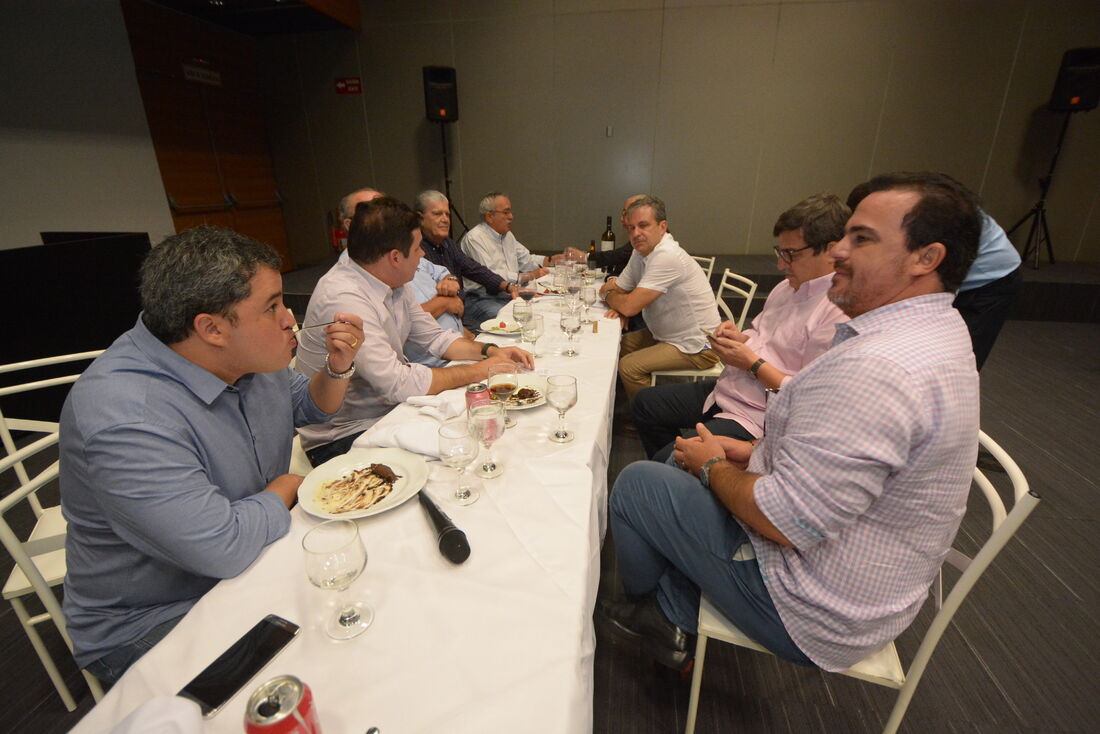 Após o almoço, os deputados se reuniram num canto para jogar conversa fora
