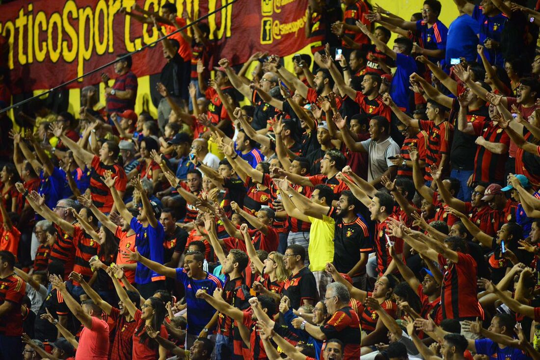 Torcida rubro-negra na Ilha do Retiro