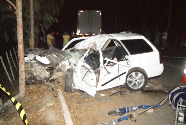 Veículo bateu em um caminhão