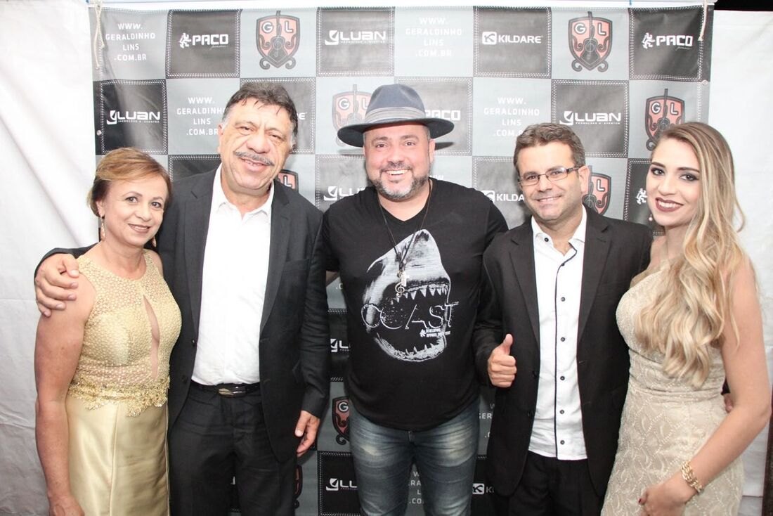 José Patriota ao lado do cantor Geraldinho Lins