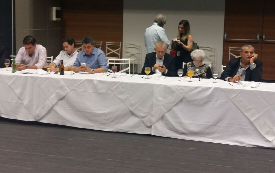 Deputados esperaram por quase duas horas a chegada de Rodrigo Maia