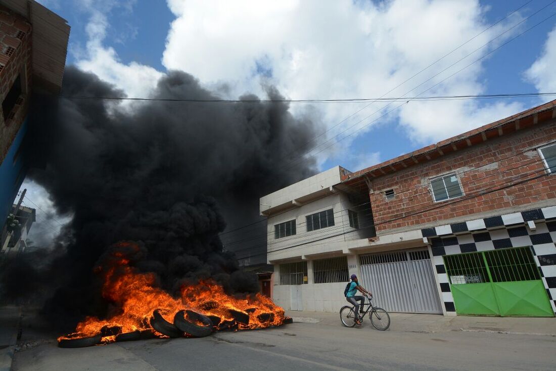 Estudantes queimaram pneus