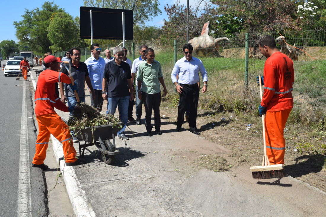 Professor Lupércio ao lado de sua equipe em Olinda