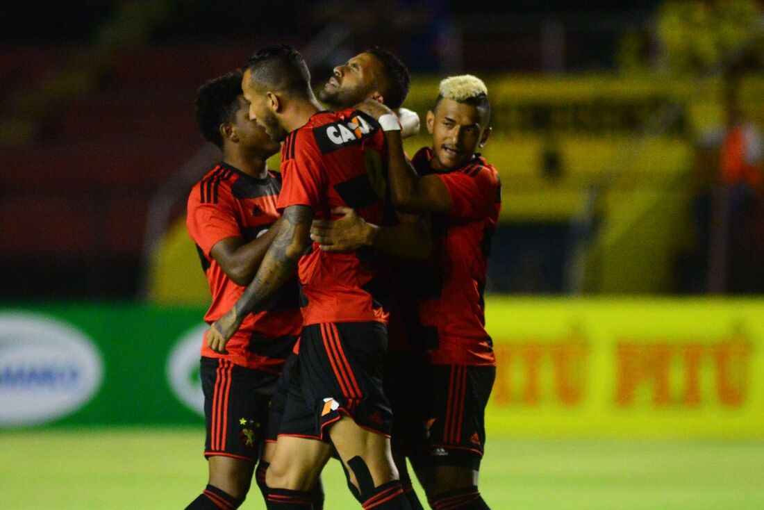 Ronaldo Alves comemora o gol