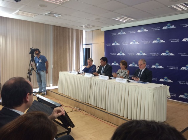 Ministro divulga os resultados do exame e anuncia consulta pública