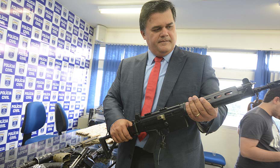 Joselito Amaral com arma apreendida na operação Sem divisas