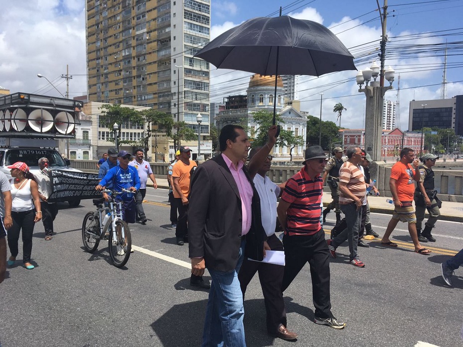 Vereador de Olinda participou de manifestação pelas ruas do Recife